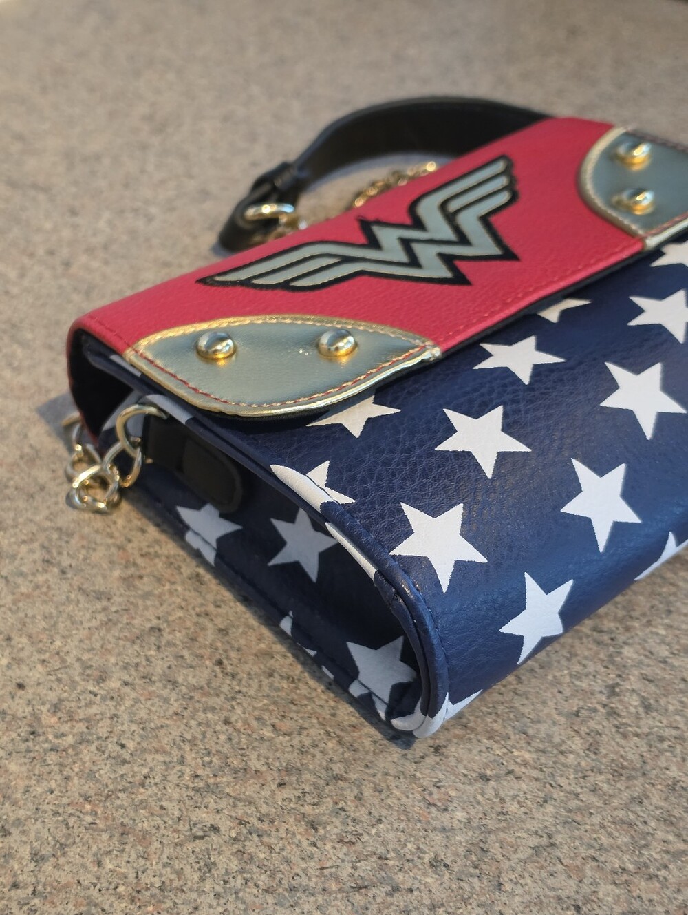 Wonder Woman Purse - Picture 3 of 9